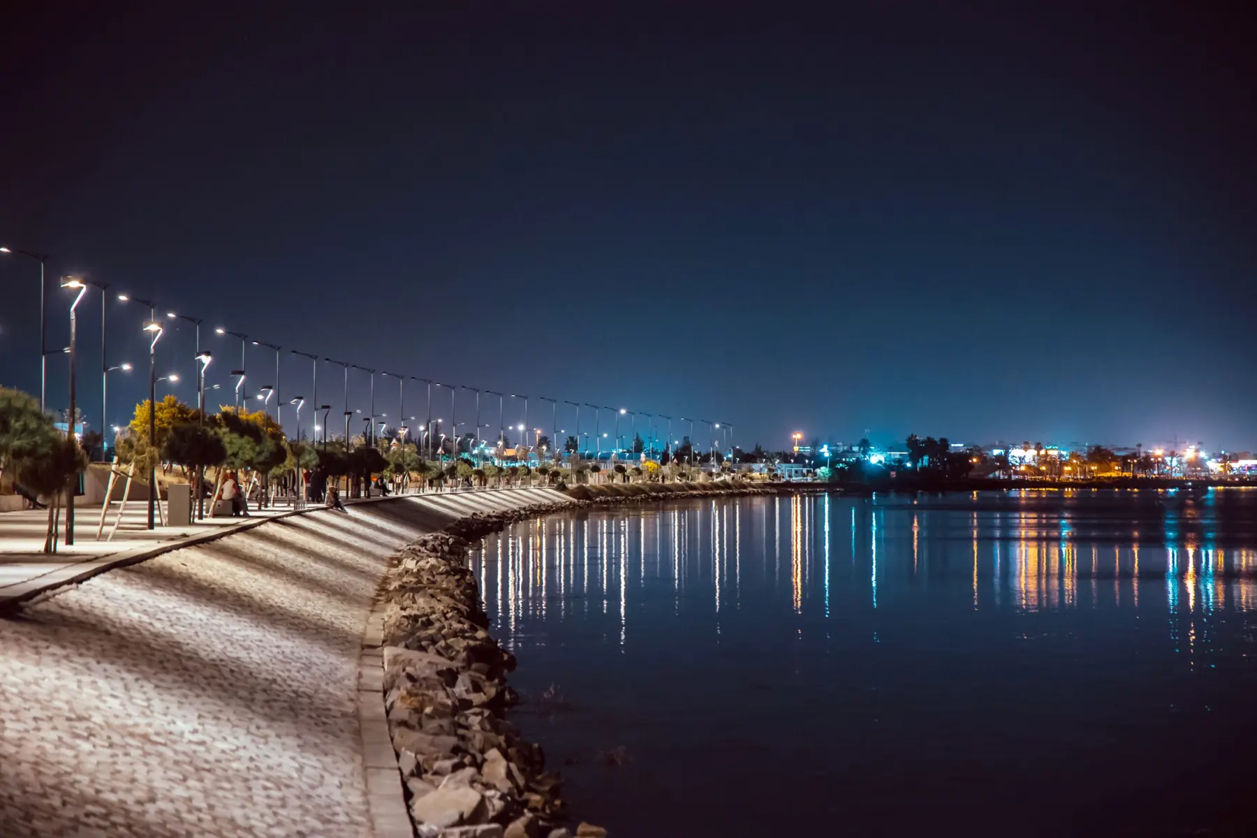 La promenade du Lac 0 de nuit, avec les reflets des lumières sur le lac