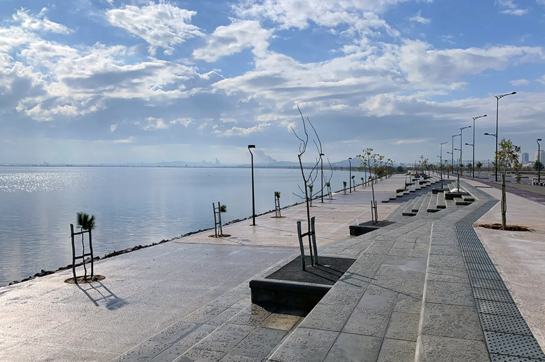 La promenade aménagée au bord du lac, au Lac 0