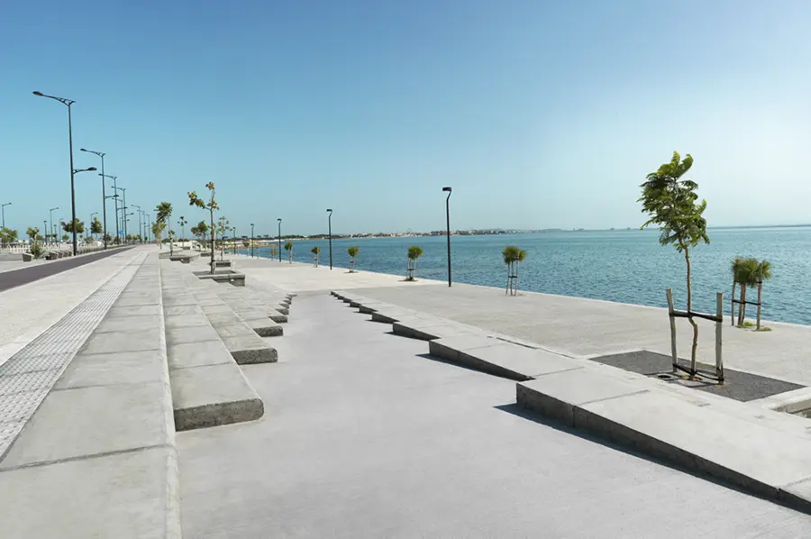 The Lac 0 promenade in the morning, blue sky and calm lake